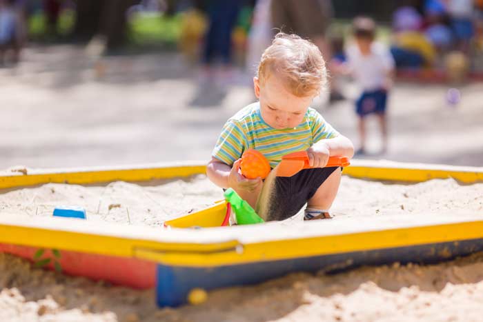 Spielen im Sandkasten (depositphotos.com)