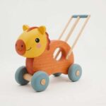 Buntes Schiebetier aus Holz auf Rädern für Kleinkinder