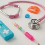 Bunter Spielzeug Arztkoffer mit Stethoskop und medizinischem Zubehör